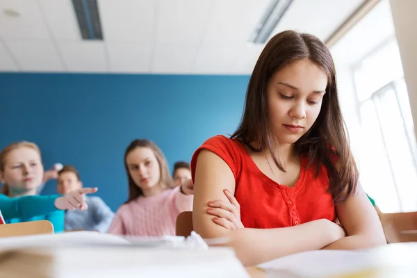 Estudiantes chismorreando detrás de compañero de clase — Foto de Stock