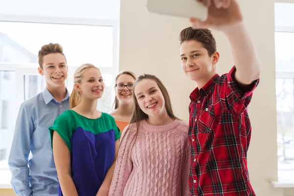 Grupo de estudantes que tomam selfie com smartphone — Fotografia de Stock