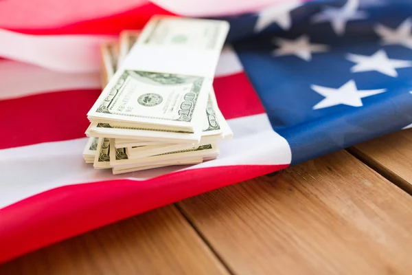 Amerykańska flaga i pieniądze pieniężne dolara — Zdjęcie stockowe