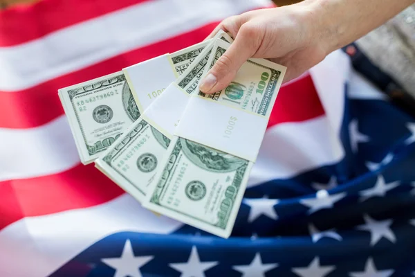 Hand mit Geld über amerikanischer Flagge — Stockfoto