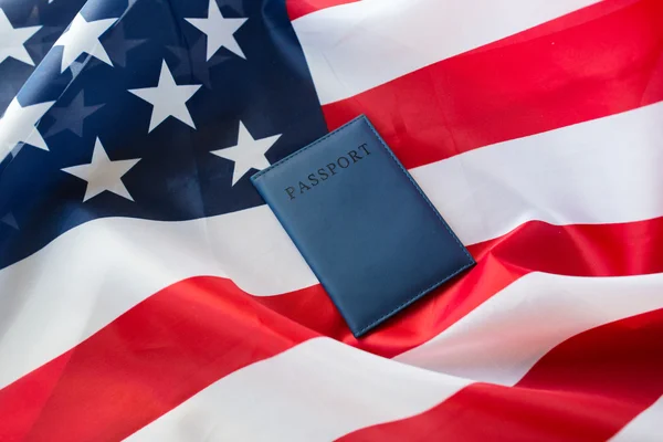 Zblízka na americkou vlajku a pas — Stock fotografie