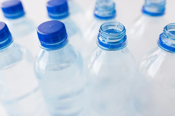 Бутылки с питьевой водой на столе — стоковое фото