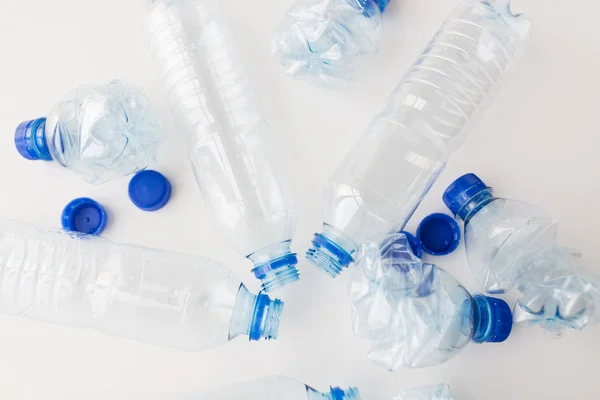 Άδεια χρησιμοποιημένα πλαστικά μπουκάλια στο τραπέζι — Φωτογραφία Αρχείου