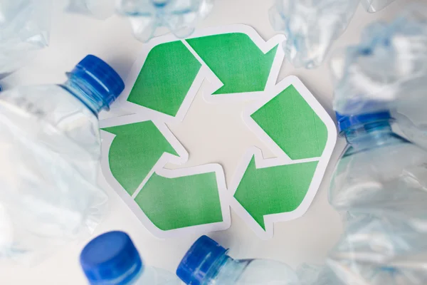 Plastikowe butelki i symbol recyklingu — Zdjęcie stockowe