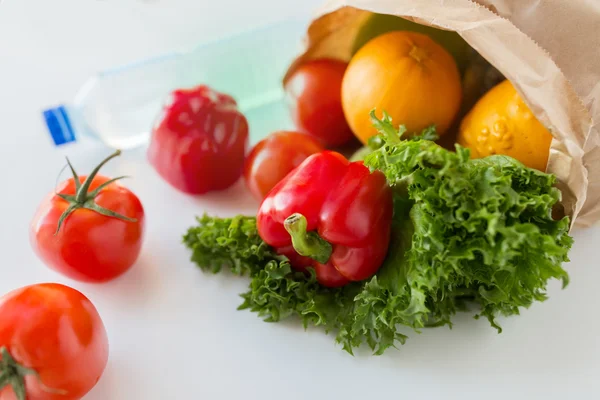 Korb mit frischem Gemüse und Wasser — Stockfoto