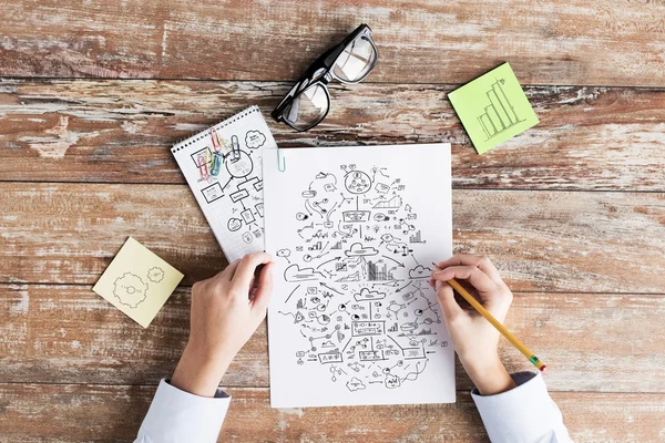 Mani che disegnano schemi su fogli di carta — Foto Stock