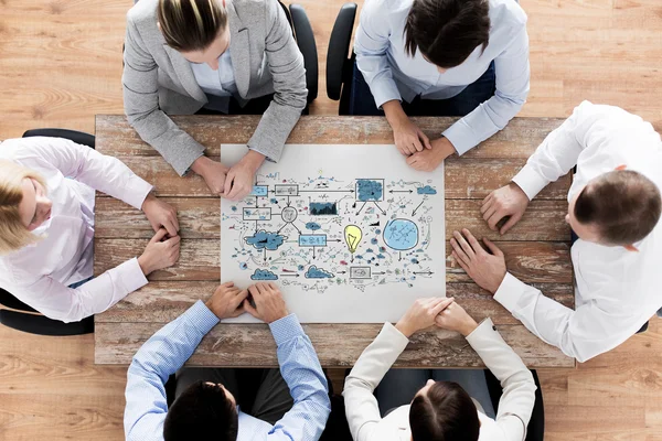 Equipe de negócios com esquema de reunião no escritório — Fotografia de Stock