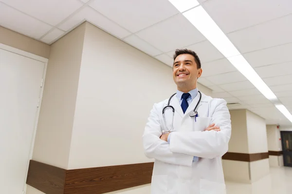 Médico sonriente de bata blanca en el hospital Imágenes de stock libres de derechos