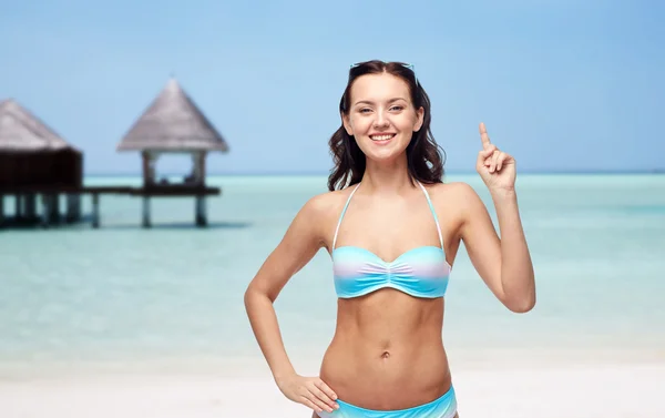 Mujer feliz en bikini traje de baño señalando —  Fotos de Stock