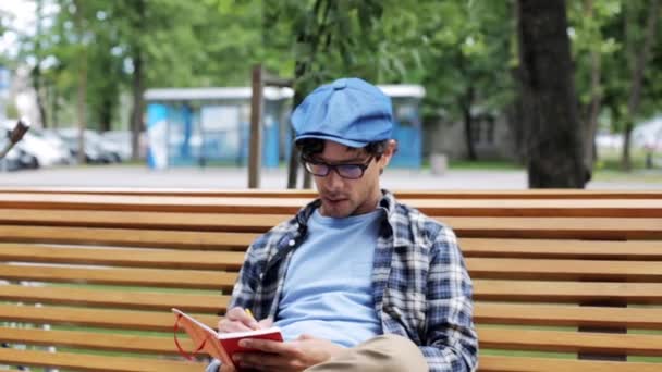 Hombre con cuaderno o diario de escritura — Vídeo de stock