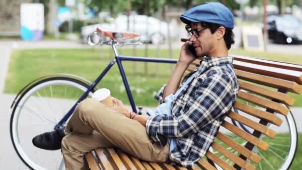 Hombre llamando por teléfono inteligente sentado en el banco — Vídeos de Stock