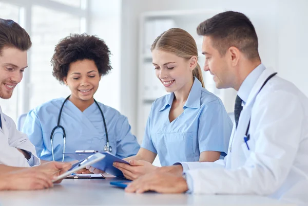 Gruppo di medici felici incontro — Foto Stock