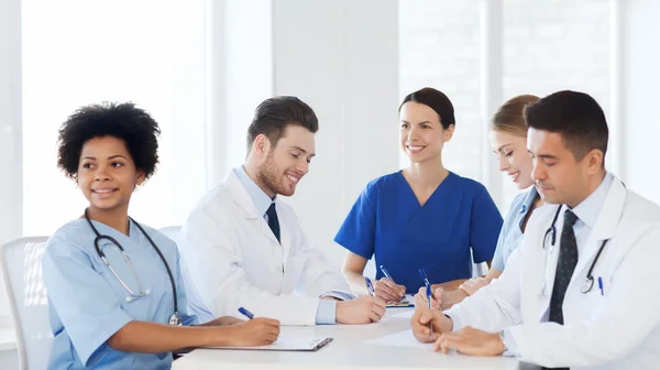 Grupo de médicos felizes reunião — Fotografia de Stock