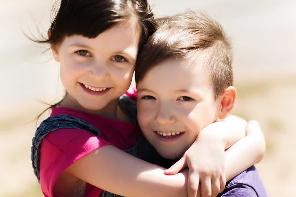 Двоє щасливих дітей обіймаються на відкритому повітрі — стокове фото