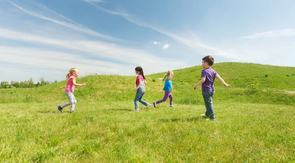 Groupe d'enfants heureux courant à l'extérieur — Photo