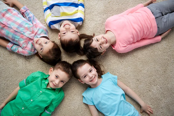 Crianças sorridentes felizes que mentem — Fotografia de Stock