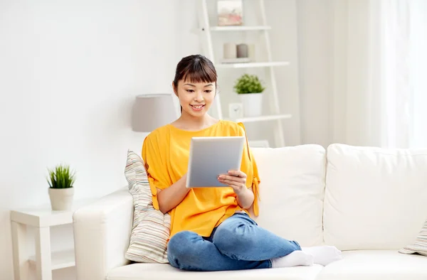 Junge asiatische Frau mit Tablet-PC — Stockfoto