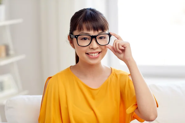 Gelukkig Aziatische jonge vrouw — Stockfoto
