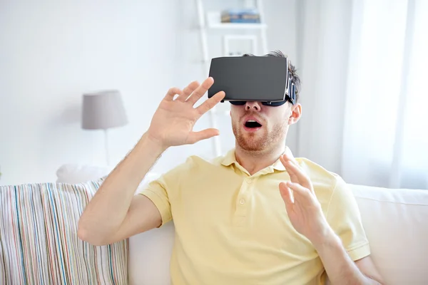Jovem em realidade virtual headset — Fotografia de Stock