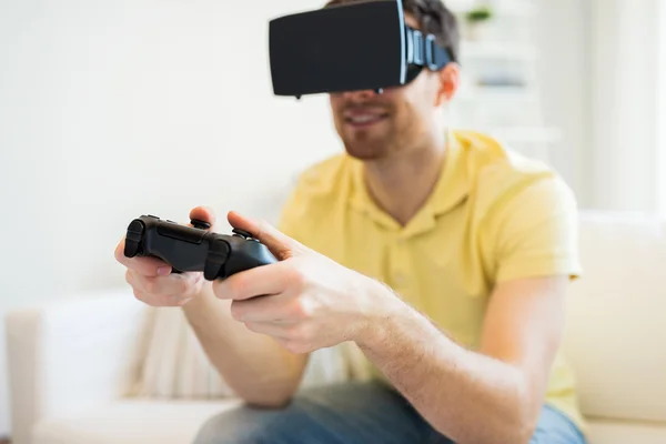 Homem em realidade virtual headset jogar — Fotografia de Stock