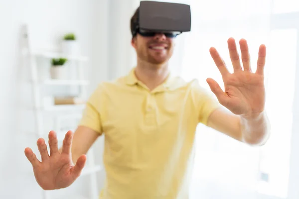 Jovem em realidade virtual headset — Fotografia de Stock