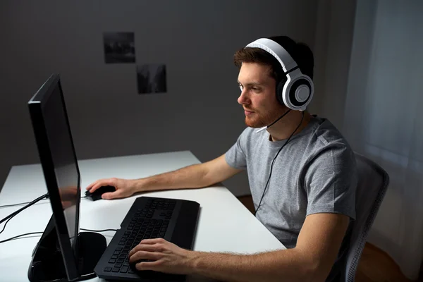 Людина в гарнітурі грає в комп'ютерну гру — стокове фото