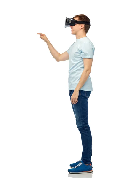 Hombre feliz en auriculares de realidad virtual — Foto de Stock