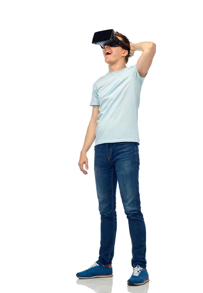 Hombre en auriculares de realidad virtual — Foto de Stock