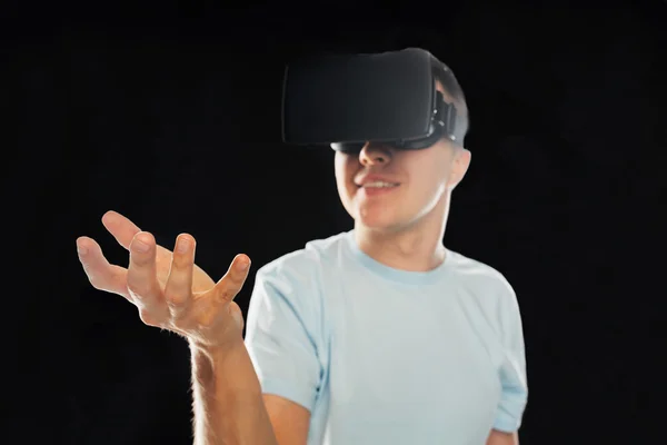 Hombre feliz en auriculares de realidad virtual — Foto de Stock