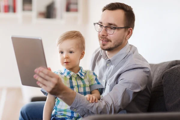 Πατέρας και γιός με Tablet PC — Φωτογραφία Αρχείου