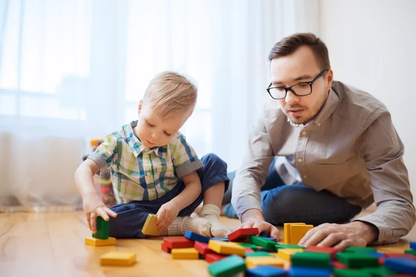 Pai e filho brincando com blocos de brinquedo — Fotografia de Stock