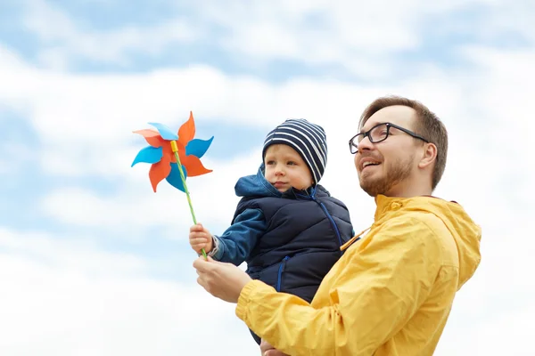 Feliz padre e hijo con pinwheel juguete — Foto de Stock