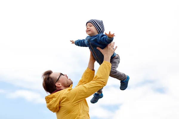 Pai com filho brincando ao ar livre — Fotografia de Stock