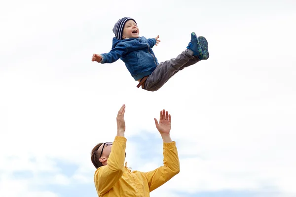Pai com filho brincando ao ar livre — Fotografia de Stock