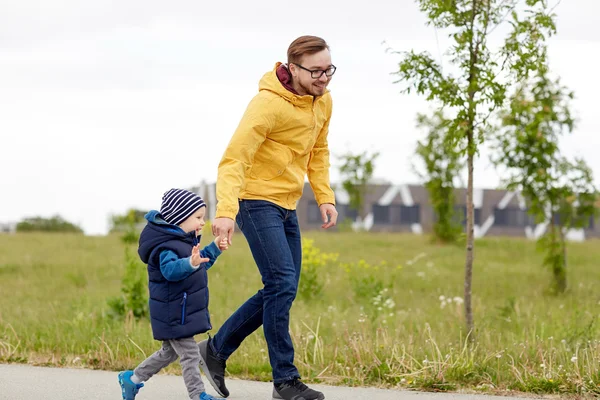 Gelukkige vader en kleine zoon buitenshuis — Stockfoto