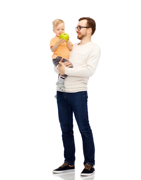 Heureux père et petit fils avec pomme — Photo