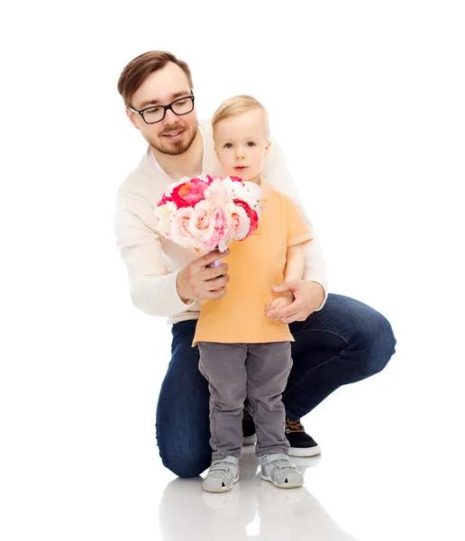 Felice padre e figlio con fiori — Foto Stock