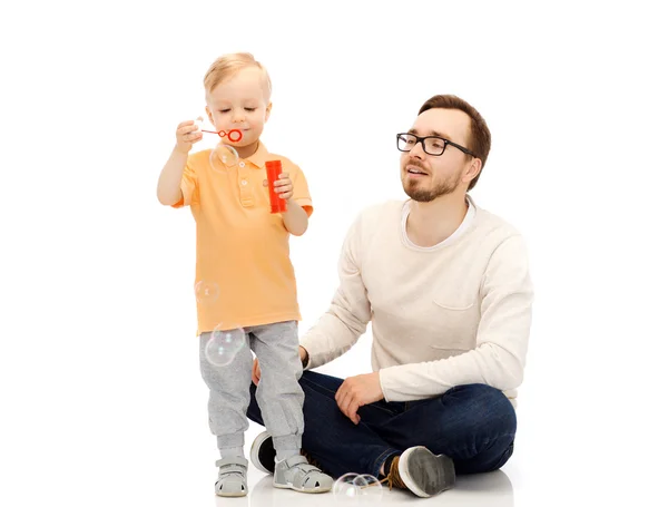 Pai com filho soprando bolhas — Fotografia de Stock