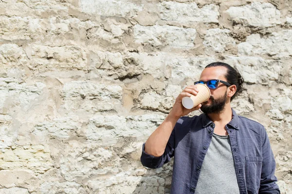 Uomo che beve caffè dalla tazza di carta — Foto Stock