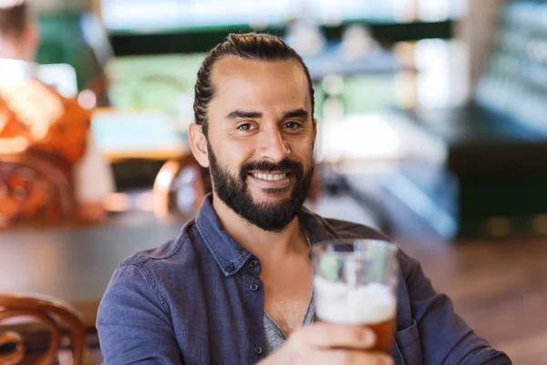 Homem feliz bebendo cerveja no bar — Fotografia de Stock