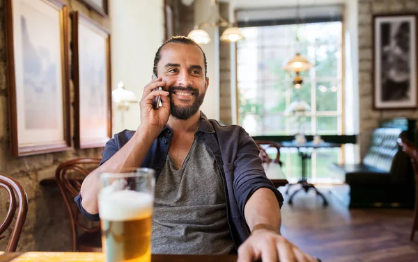 Homme avec smartphone et bière — Photo