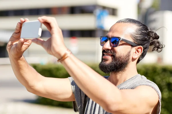 Homme prenant vidéo ou selfie par smartphone — Photo