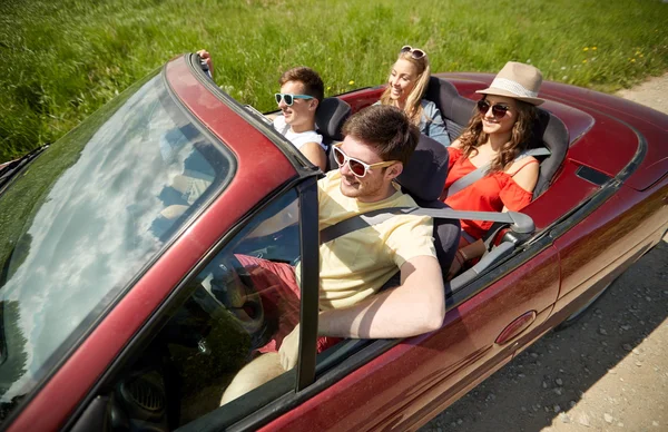 Щасливі друзі, що керують автомобілем у кабріолеті — стокове фото
