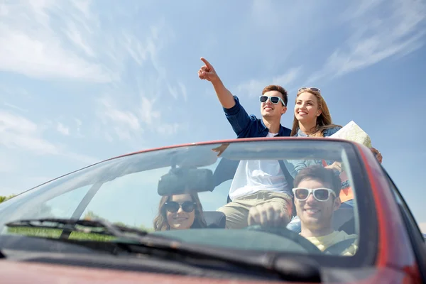 Amigos felizes dirigindo em carro cabriolet — Fotografia de Stock