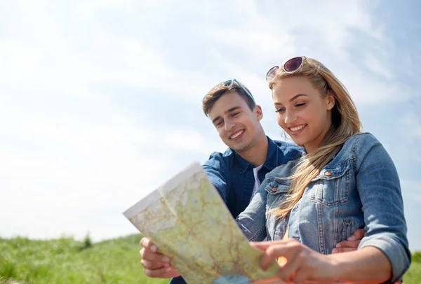 Coppia felice con mappa all'aperto — Foto Stock