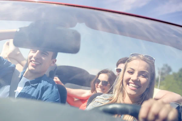 Amigos felices conduciendo en coche cabriolet — Foto de Stock