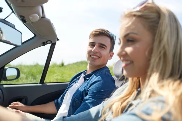 Lyckliga par körning i cabriolet bil — Stockfoto
