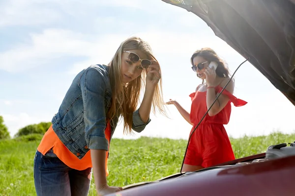 Mujeres con capucha abierta de coche roto —  Fotos de Stock