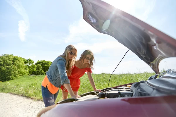 Mujeres con capucha abierta de coche roto —  Fotos de Stock