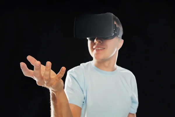 Ευτυχισμένος άνθρωπος στο σετ κεφαλής εικονικής πραγματικότητας Φωτογραφία Αρχείου